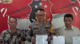 Polisi menjukkan sejumlah barang bukti saat rilis kasus dugaan penipuan di Polsek Jombang Kota.