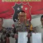 Polisi menjukkan sejumlah barang bukti saat rilis kasus dugaan penipuan di Polsek Jombang Kota.