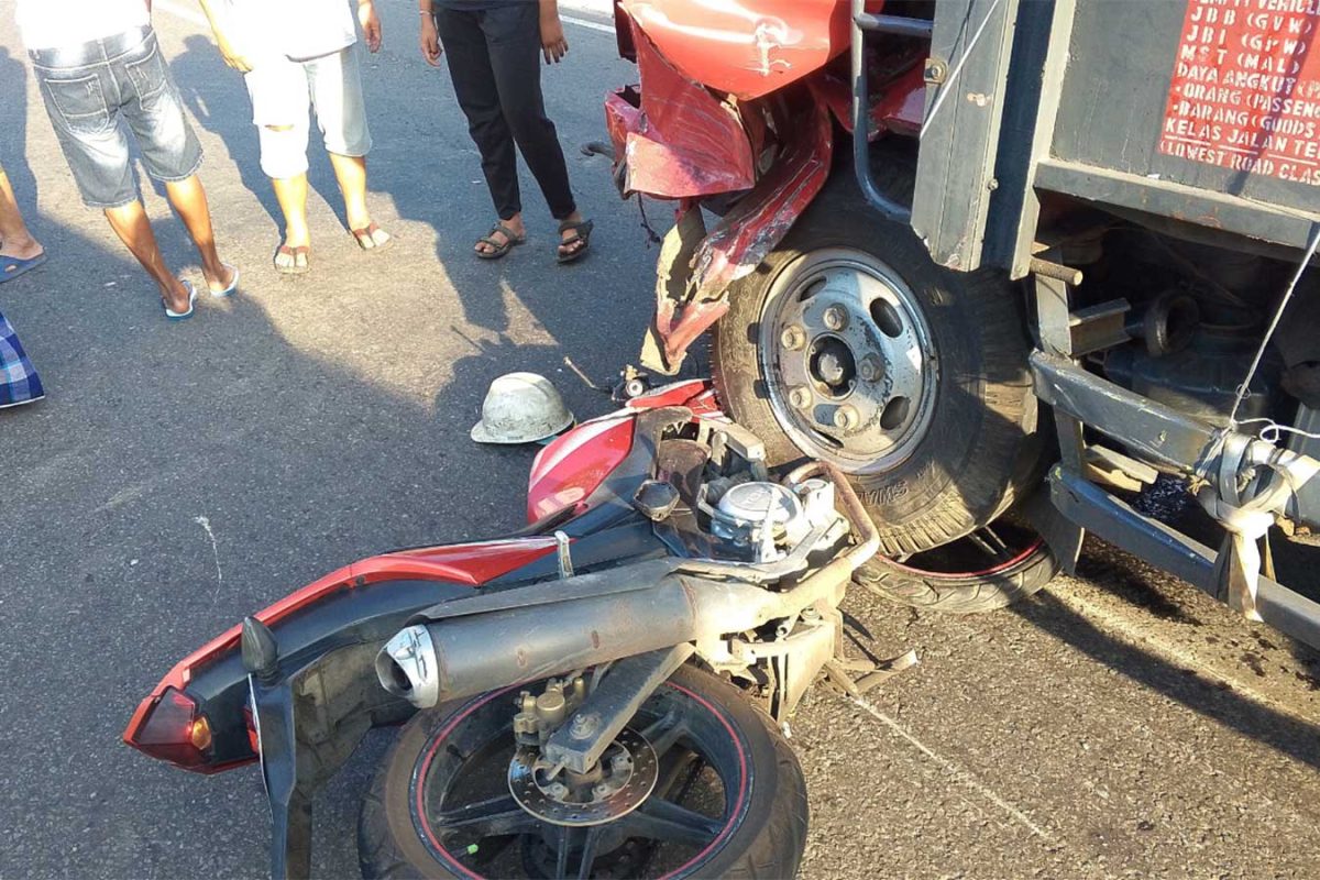 Kecelakaan beruntun di jalan raya Desa Kayen, Kecamatan Bandarkedungmulyo, Kabupaten Jombang.