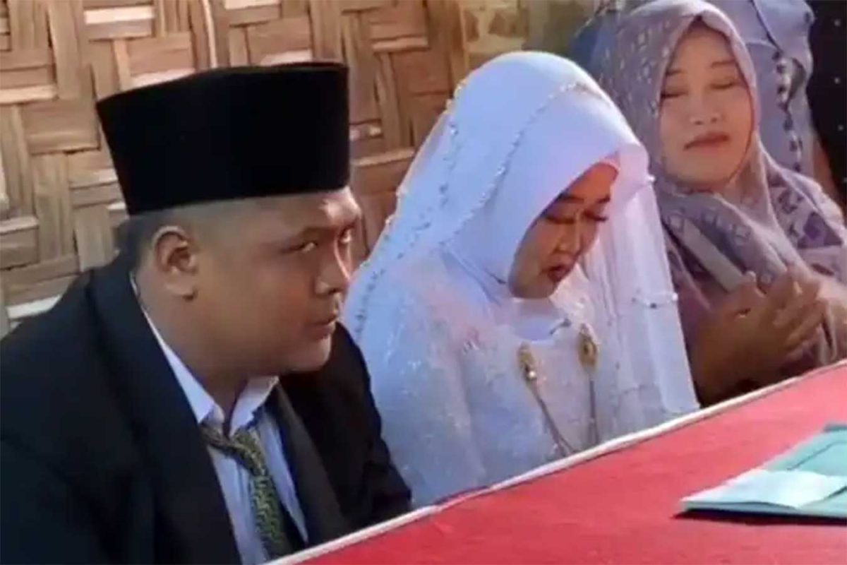 Dandi yang baru berusia 25 tahun saat akad nikah dengan Suparti yang berusia 63 tahun.
