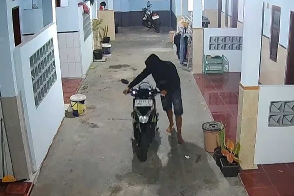 Tangkapan layar rekaman CCTV aksi pencurian motor di kos-kosan Desa Balongbesuk, Kecamatan Diwek, Kabupaten Jombang.
