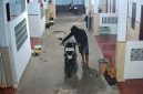 Tangkapan layar rekaman CCTV aksi pencurian motor di kos-kosan Desa Balongbesuk, Kecamatan Diwek, Kabupaten Jombang.  